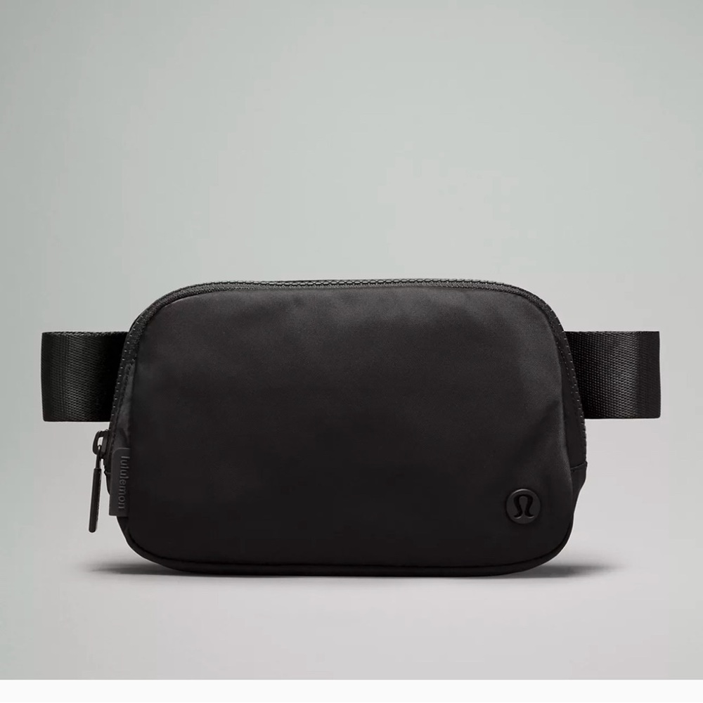 Lululemon belt bag, never used… not my style!